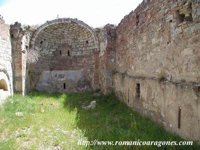 INTERIOR DE LA NAVE HACIA CABECERA